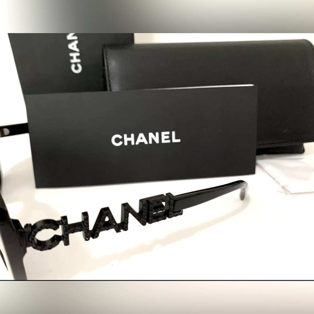 SOLD - 🕶️ CHANEL CH5422B Black Logo Sunglasses - Picture 2 of 10